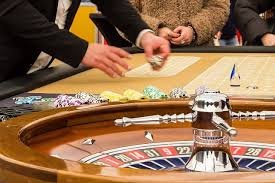 Diagram peringkat tangan Three Card Poker dari Straight Flush hingga High Card